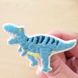 ティラノサウルス刺繍ブローチ【受注製作】 2枚目の画像