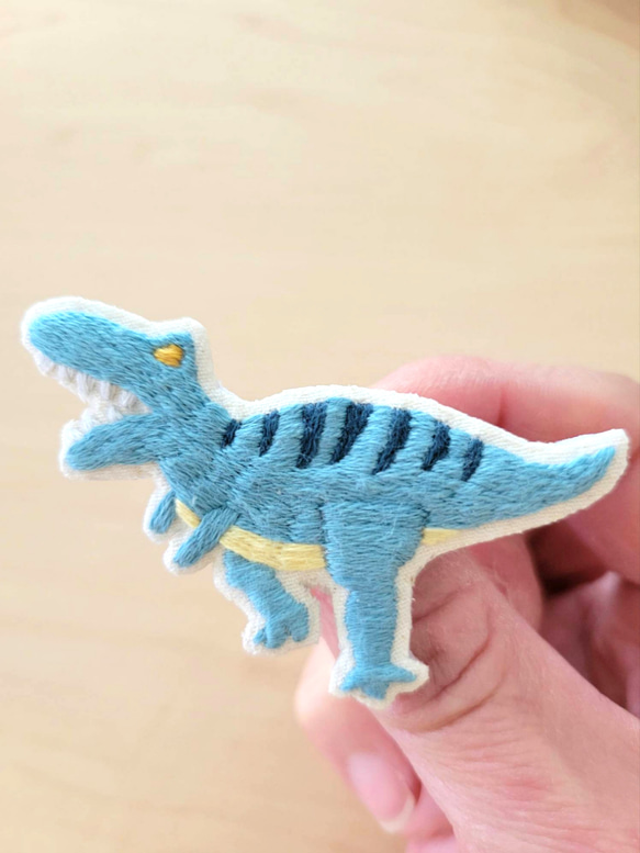 ティラノサウルス刺繍ブローチ【受注製作】 2枚目の画像