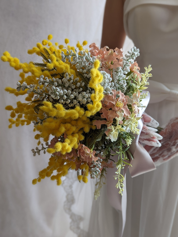 【ウェディングブーケ＆ヘッドドレス】ミモザとお花たちのナチュラルブーケ　ブライダル　花嫁　式 3枚目の画像