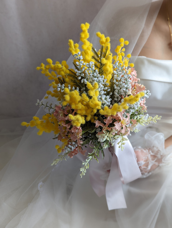 【ウェディングブーケ＆ヘッドドレス】ミモザとお花たちのナチュラルブーケ　ブライダル　花嫁　式 2枚目の画像