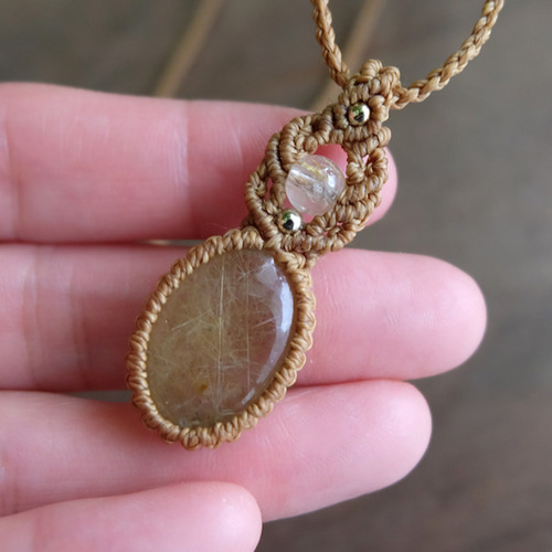 ルチルクォーツ（ブラジル産） マクラメ編みペンダントネックレス