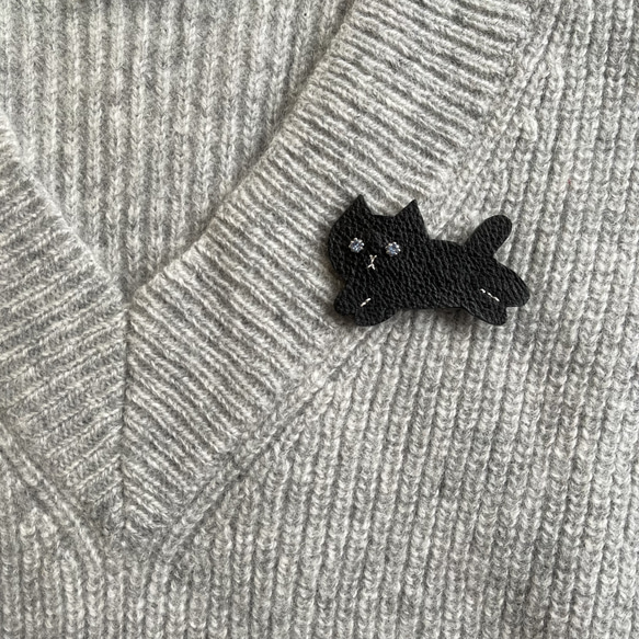 【送料無料】お散歩ねこ　ブローチ　牛ソフトヌメ革　黒猫　 4枚目の画像