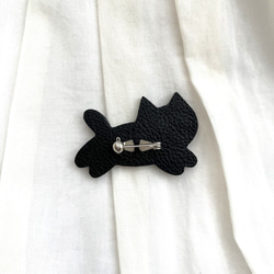 【送料無料】お散歩ねこ　ブローチ　牛ソフトヌメ革　黒猫　 2枚目の画像