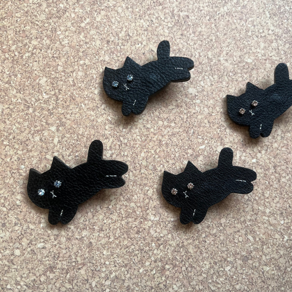 【送料無料】お散歩ねこ　ブローチ　牛ソフトヌメ革　黒猫　 3枚目の画像