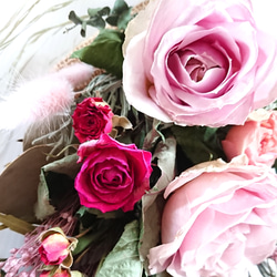 ピンク色の薔薇とミニ薔薇、モリソニアのアンティークで可愛いブリザーブド・ドライフラワースワッグ 4枚目の画像