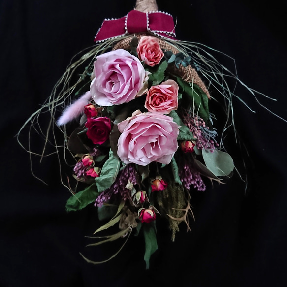 ピンク色の薔薇とミニ薔薇、モリソニアのアンティークで可愛いブリザーブド・ドライフラワースワッグ 7枚目の画像