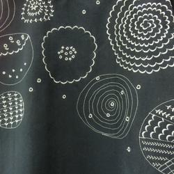 北欧サークルお花刺繍 ゆったりワンピース 黒 4枚目の画像