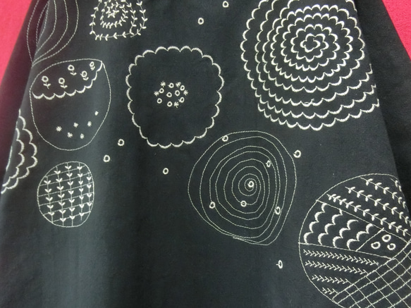北欧サークルお花刺繍 ゆったりワンピース 黒 4枚目の画像