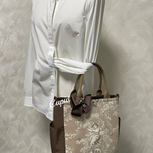 フランストワルドジュイ「ブランコに乗った少女」ベージュを使っ