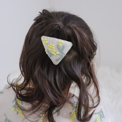 ミモザ刺繍の三角パッチンピン　❀　ヘアクリップ　髪飾り　ハーフバースデー　ファーストバースデー　母の日　プレゼント 3枚目の画像