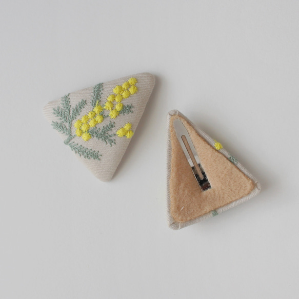 ミモザ刺繍の三角パッチンピン　❀　ヘアクリップ　髪飾り　ハーフバースデー　ファーストバースデー　母の日　プレゼント 6枚目の画像