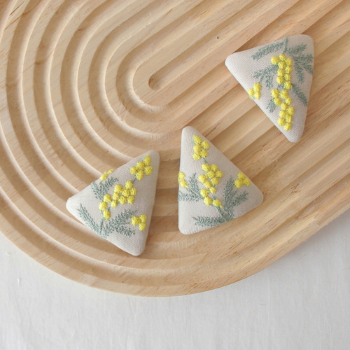 ミモザ刺繍のふっくらおはなスタイ スタイ・よだれかけ