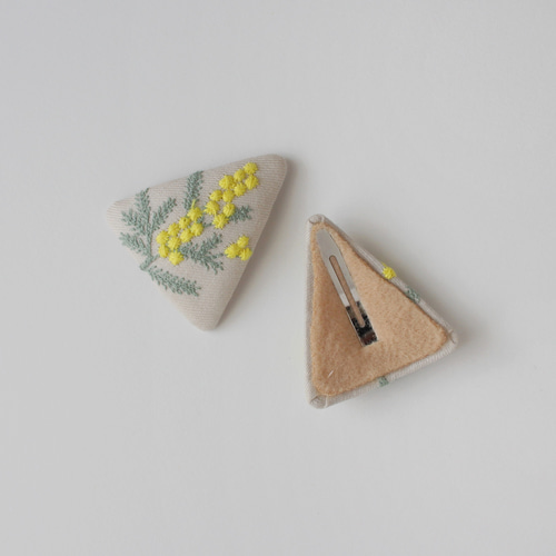 ミモザ刺繍のふっくらおはなスタイ スタイ・よだれかけ