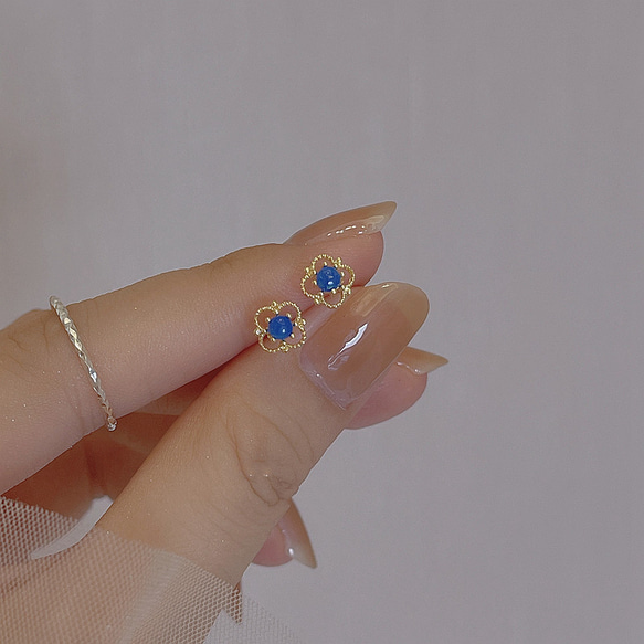 再販多数♪小さくて　透かし四つ葉✨ブルーサファイア風　ピアス 1枚目の画像