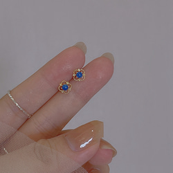 再販多数♪小さくて　透かし四つ葉✨ブルーサファイア風　ピアス 2枚目の画像