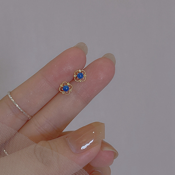 再販多数♪小さくて　透かし四つ葉✨ブルーサファイア風　ピアス 2枚目の画像