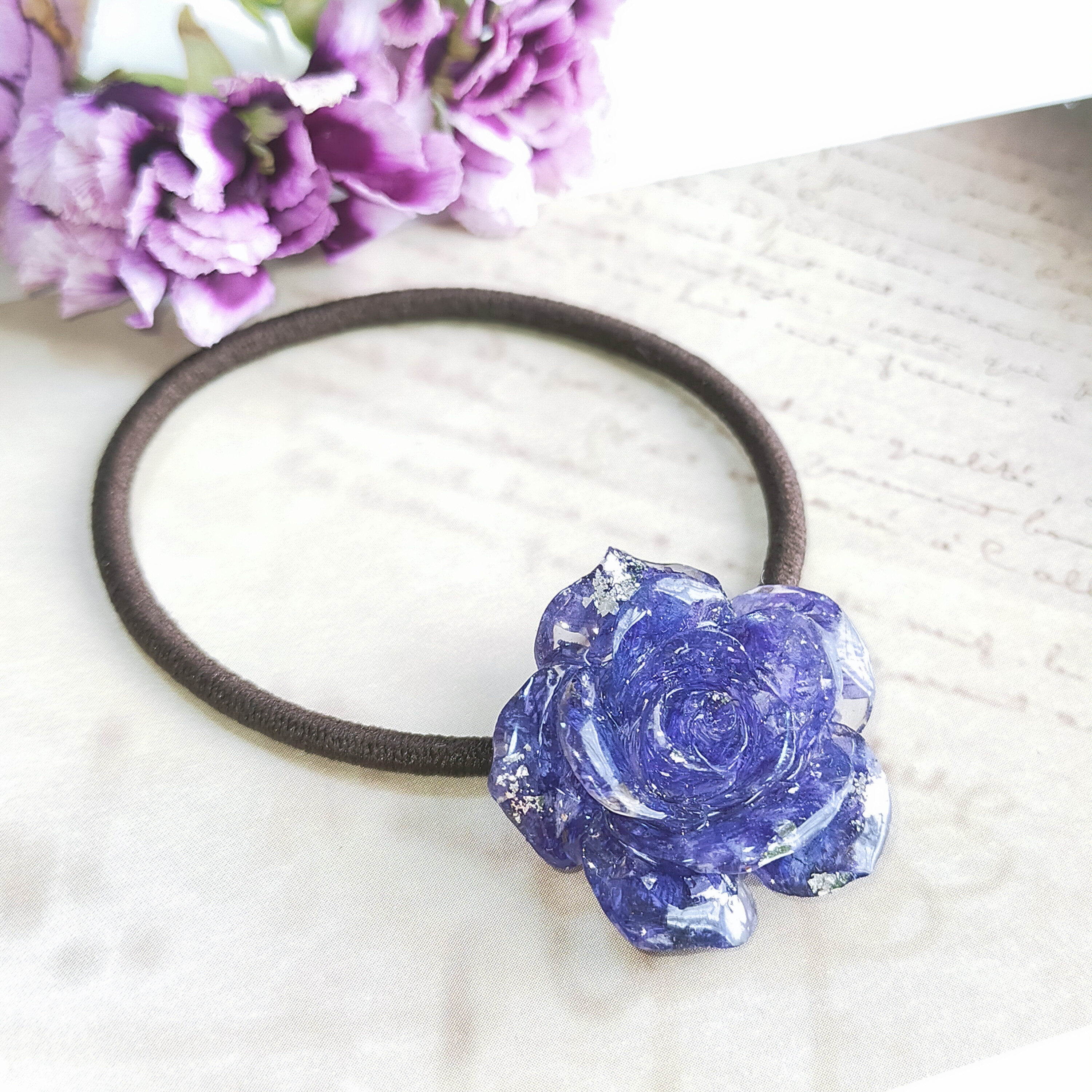 〜青い薔薇のヘアアクセサリー〜　ロイヤルブルー　ヘアゴム　バラ　ばら　千日紅　金箔　ドライフラワー　プレゼント　花　紫