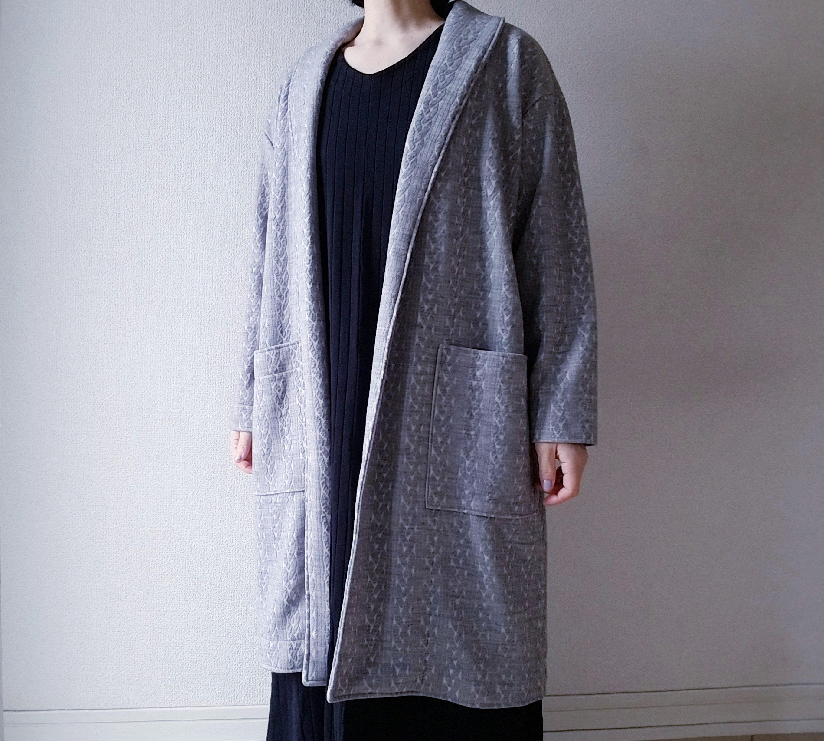 〈限定一着〉お家で洗える！軽く柔らかい着心地ゆったりロングカーディガン　藍鼠　―アラン編みデザイン―