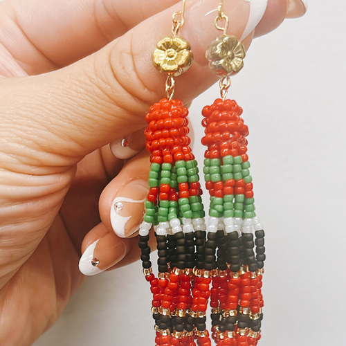 チェコビーズのエスニックビーズタッセルピアス／イヤリング（レッド