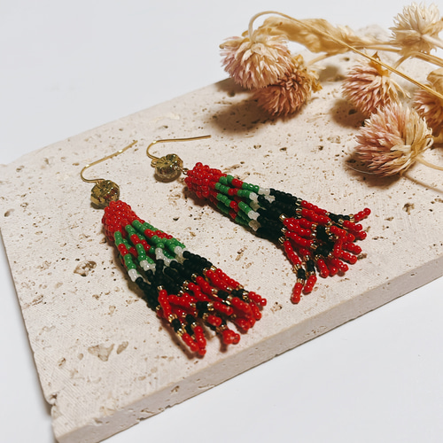 チェコビーズのエスニックビーズタッセルピアス／イヤリング（レッド