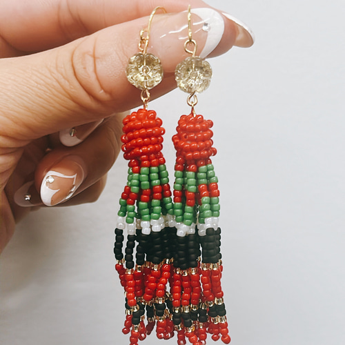 チェコビーズのエスニックビーズタッセルピアス／イヤリング（レッド