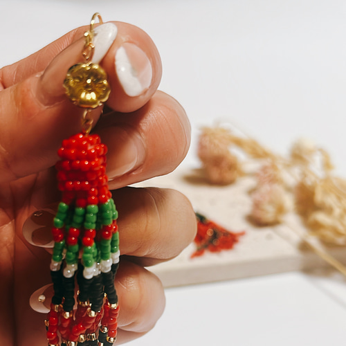 チェコビーズのエスニックビーズタッセルピアス／イヤリング（レッド