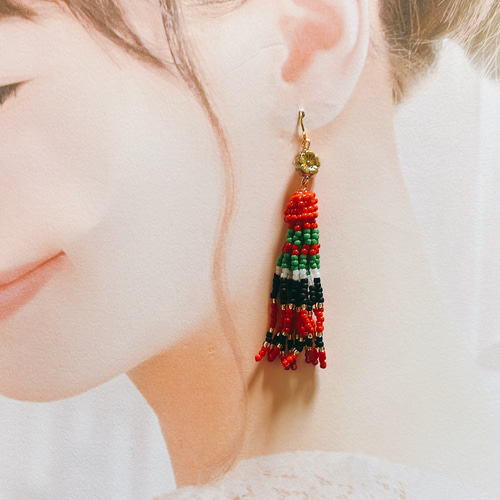 半円　フリンジ　タッセル　赤　レッド　大ぶり　イヤリング　ピアス　エスニック チェコビーズのエスニックビーズタッセルピアス／イヤリング