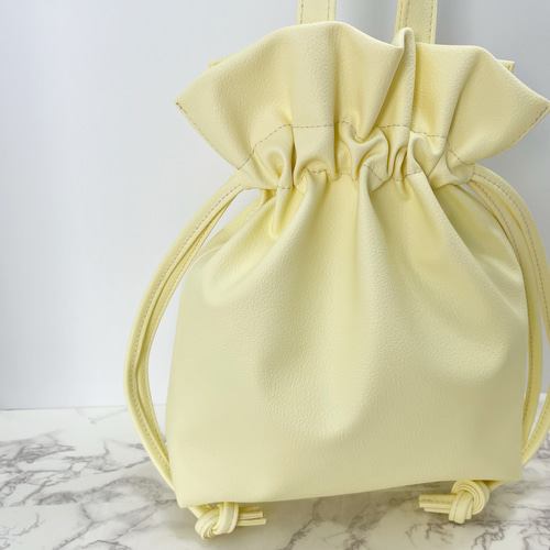 2way仕様］ペットボトルも入るレザー巾着バッグ 巾着バッグ from