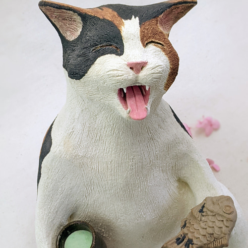 作家さんが手掛けたぷくっとしたお顔や表情が秀逸な猫ちゃんの陶器