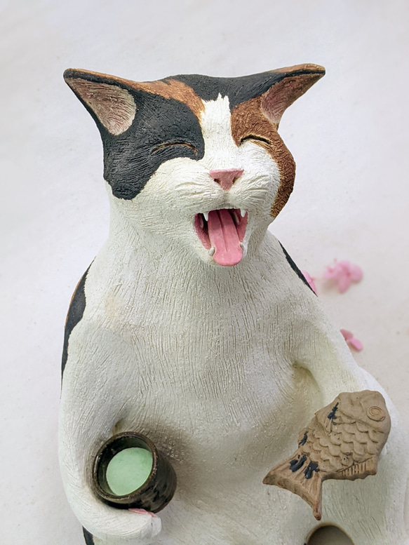 「たい焼き猫」お花見おやつタイム　陶製オブジェ（大） 2枚目の画像