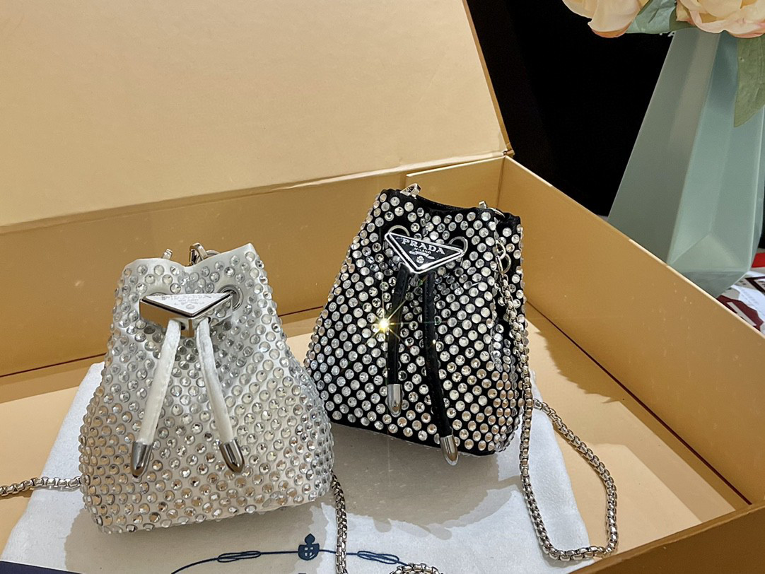 お出かけバッグ 【PRADA】新作セール！ロゴ バケツ クリスタル