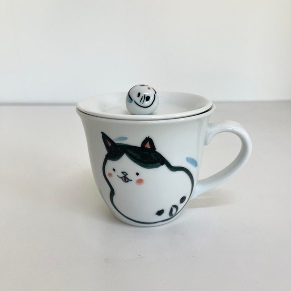 猫の日【波佐見焼】マグカップ　くろ猫　蓋つき【tomofac】 1枚目の画像