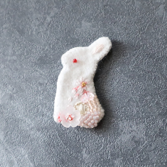 ブローチ/桜白うさぎ　｜立ち姿ウサギ｜ビーズ刺繍｜ウサギ｜オウカノモリ/ouka no mori 2枚目の画像