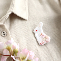 ブローチ/桜白うさぎ　｜立ち姿ウサギ｜ビーズ刺繍｜ウサギ｜オウカノモリ/ouka no mori 4枚目の画像