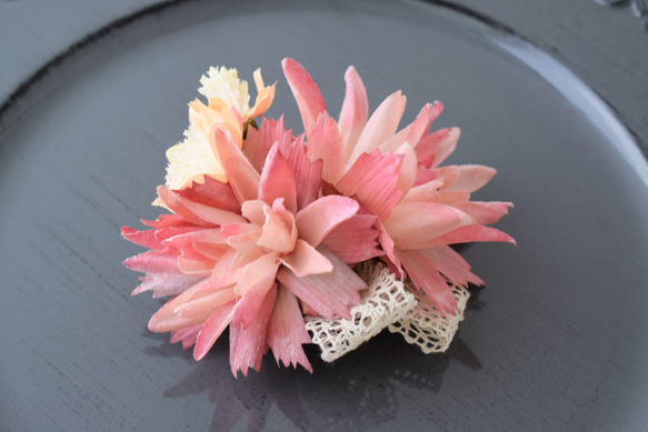 華やかピンクのお花のコサージュ 2枚目の画像