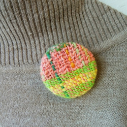 手織ウールブローチ(直径5.5cm、ピンクイエロー) 3枚目の画像