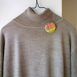 手織ウールブローチ(直径5.5cm、ピンクイエロー) 2枚目の画像