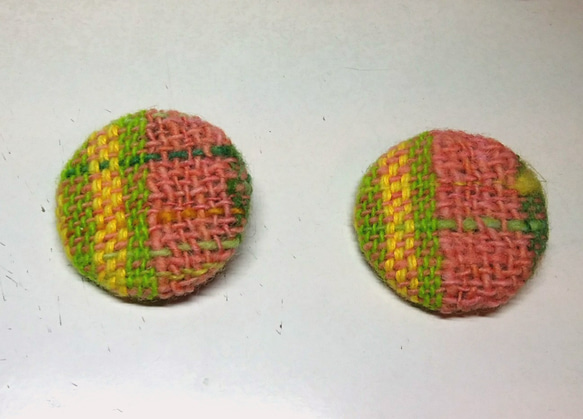 手織ウールブローチ(直径5.5cm、ピンクイエロー) 4枚目の画像