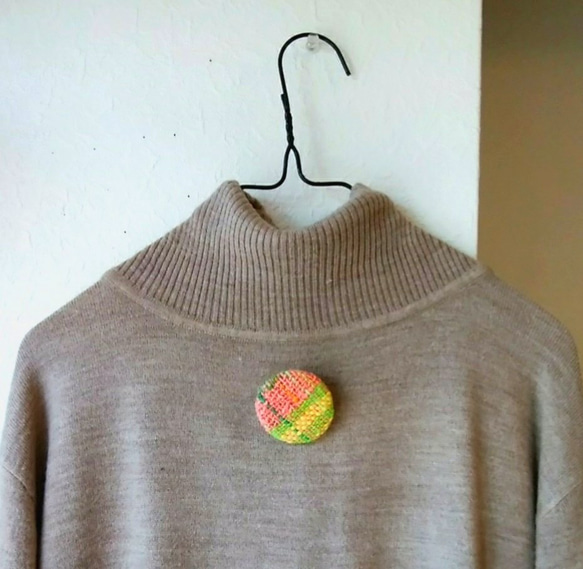 手織ウールブローチ(直径5.5cm、ピンクイエロー) 1枚目の画像