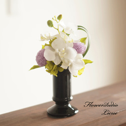 【仏花】胡蝶蘭ミディと紫マムの仏花、Sサイズ（花器に固定したタイプです） 1枚目の画像