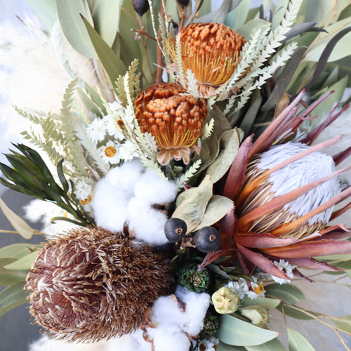 プロテアやバンクシャが主役のワイルドフラワーブーケ♡ ユーカリ