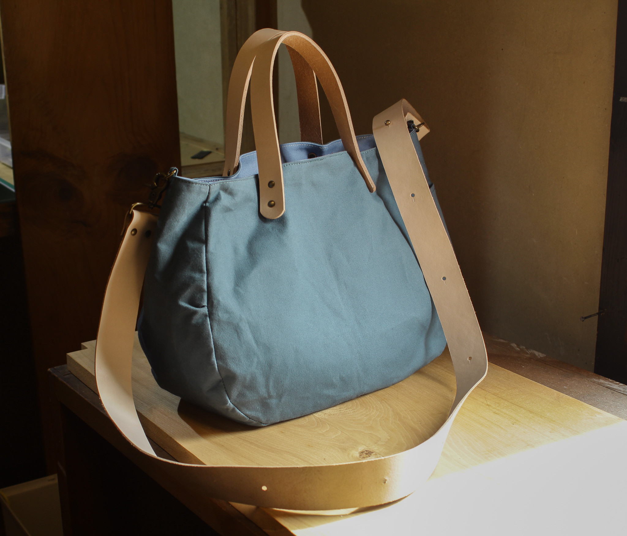 ころんバッグ 横長サイズ　青鈍　サックスブルー　ヌメ革ショルダー