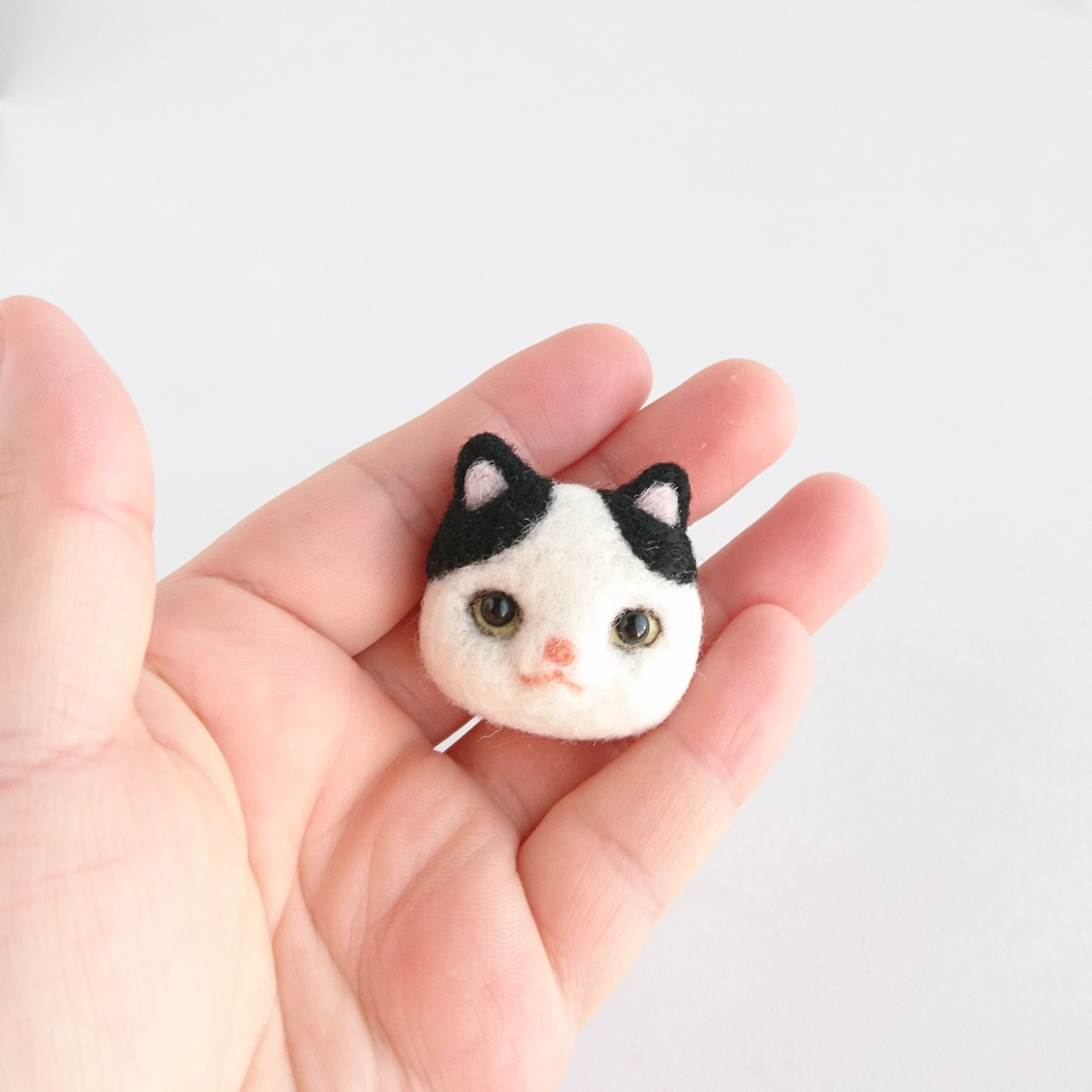 猫のフェイスブローチ 黒白ぶち 羊毛フェルト ブローチ アカツキコ