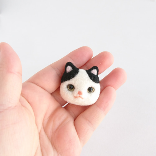 猫のフェイスブローチ 黒白ぶち 羊毛フェルト ブローチ アカツキコ
