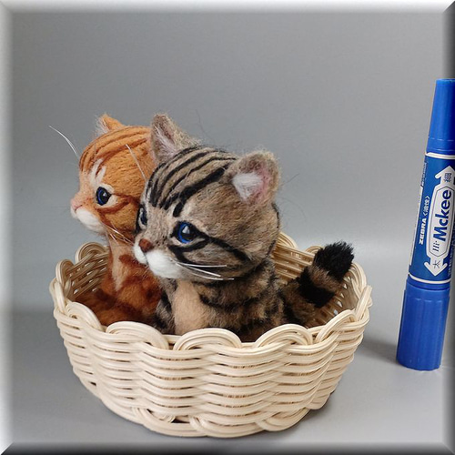 羊毛フェルト猫ちゃんバッグチャーム ハチワレ 羊毛フェルト