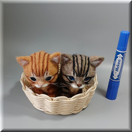羊毛フェルト 猫 籠入り仲良し子猫ちゃん 茶トラ猫とキジトラ猫 羊毛フェルト 猫 籠入り仲良し子猫ちゃん 茶トラ猫とキジトラ猫