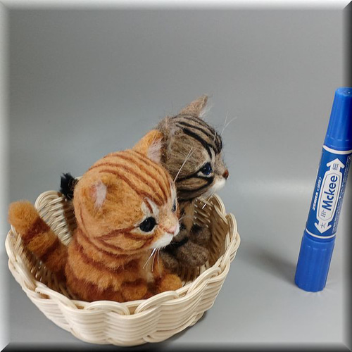 羊毛フェルト 猫 籠入り仲良し子猫ちゃん 茶トラ猫とキジトラ猫