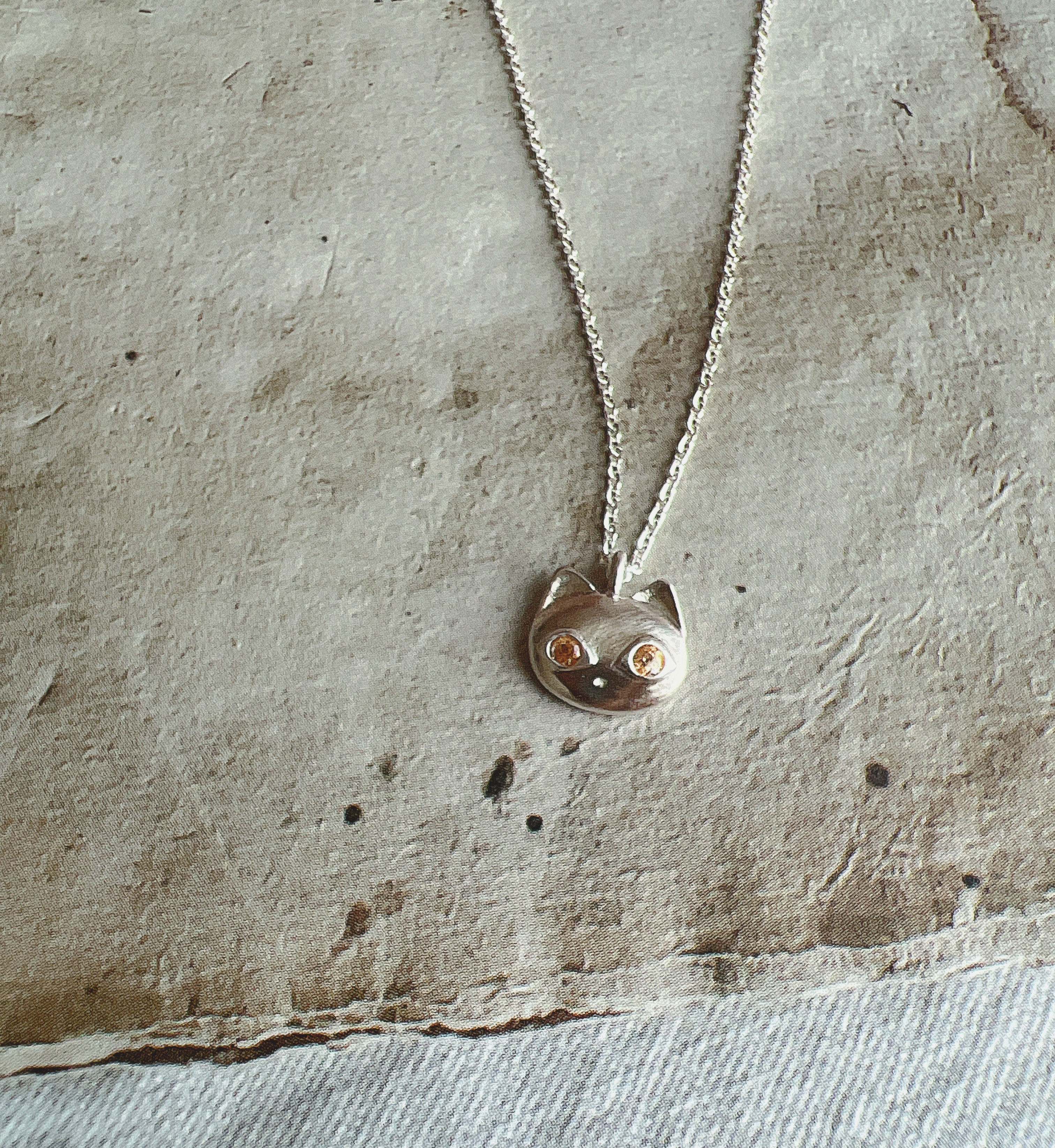 SV925メランコリックネコネックレス  スペサタイトガーネット