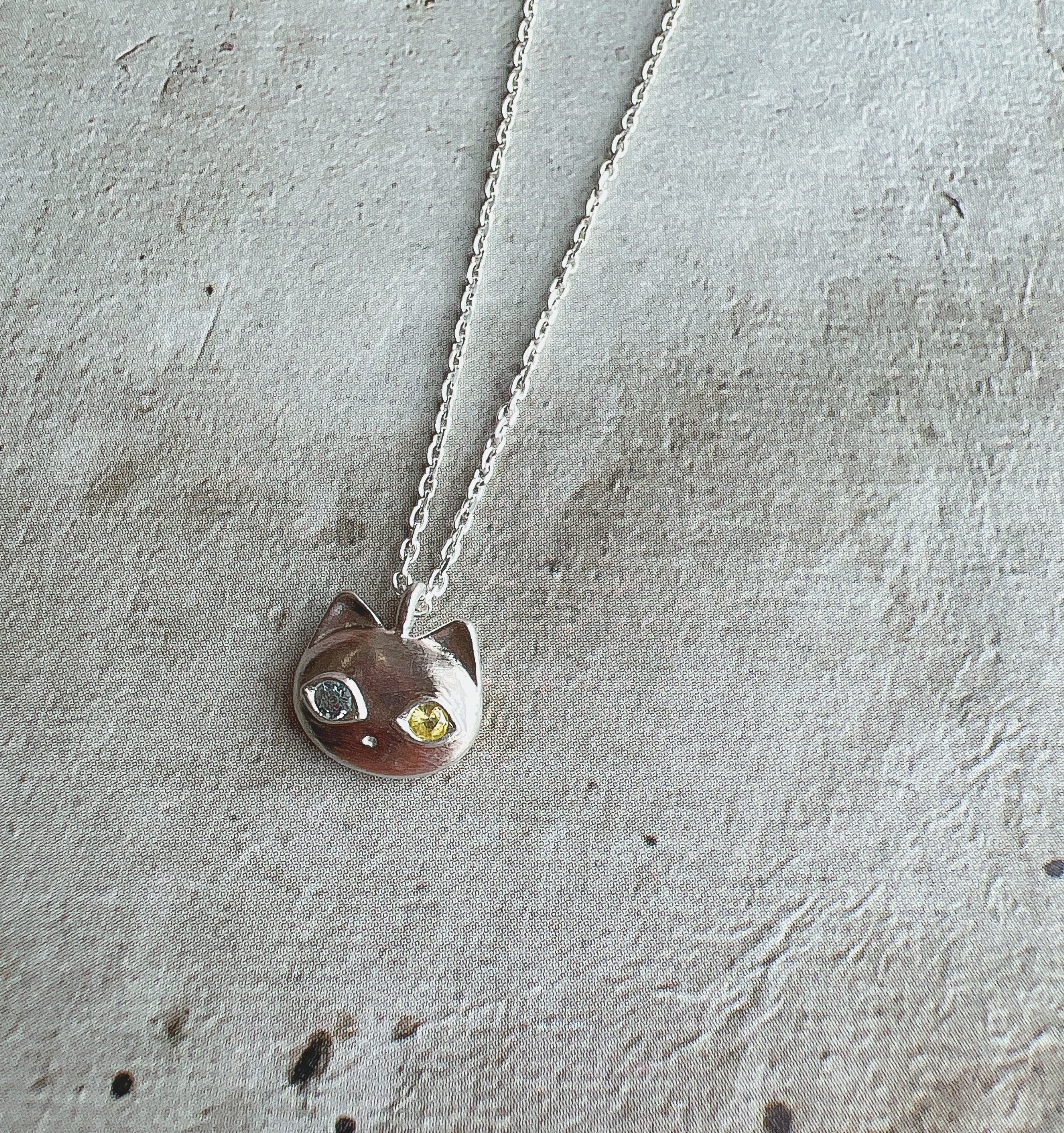 SV 925 メランコリックネコネックレス  オッドアイ(イエローサファイア・アクアマリン)