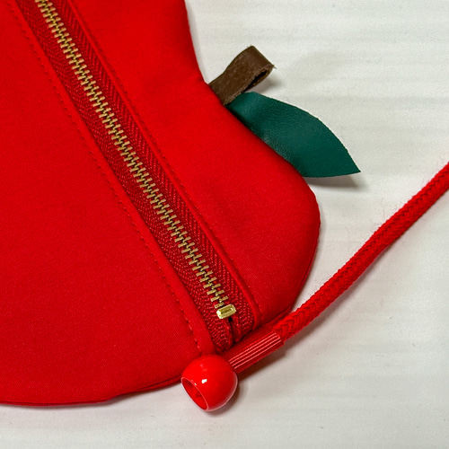 りんご型　ショルダーバッグ　ハンドメイド　遮光器土偶刺繍入り　林檎　ジュノハート りんご型 ショルダーバッグ ハンドメイド 遮光器土偶刺繍入り